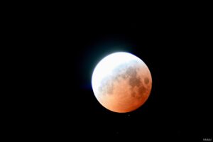 皆既食後の月．月の真下(南)には出現後の天王星．撮影時刻：20時55分（食分0.82）
